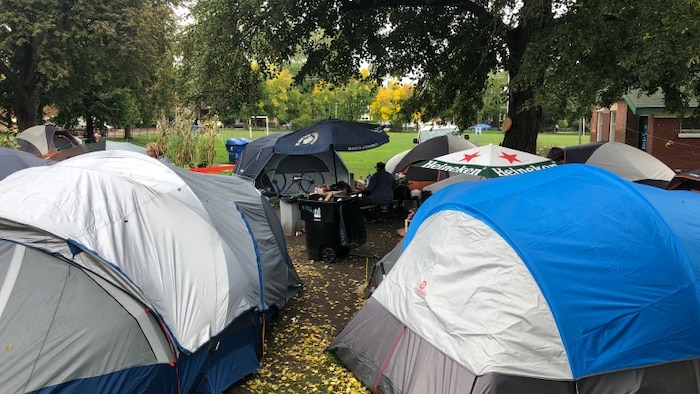 Des tentes dans un parc de Toronto.