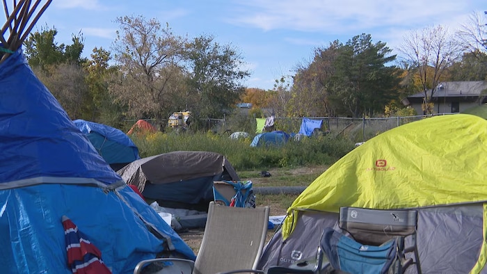 Selon des personnes qui y séjournaient le 7 octobre 2026, le campement s’est agrandi au cours des dernières semaines.