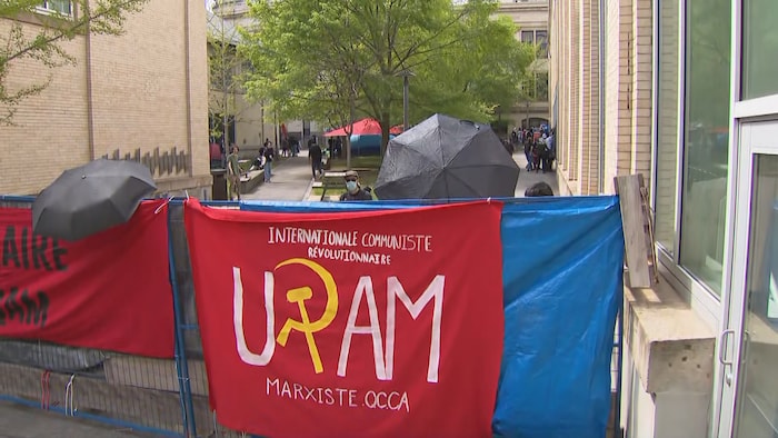 لقطة أُخرى من المخيم الاحتجاجي الداعم للفلسطينيين في جامعة كيبيك في مونتريال (UQAM).