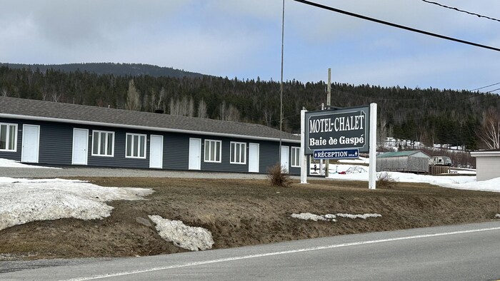 La devanture du motel sur le terrain du camping Baie de Gaspé.