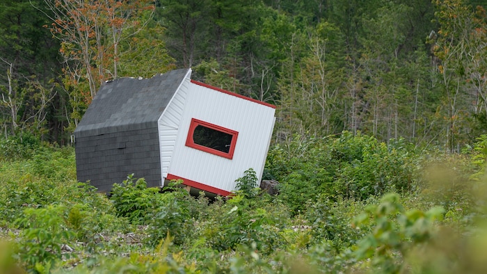 Une maisonnette retournée par la force du vent.