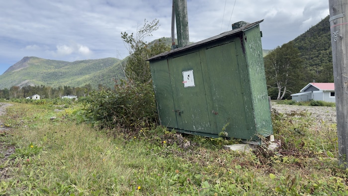 Un cabinet en bois penché.