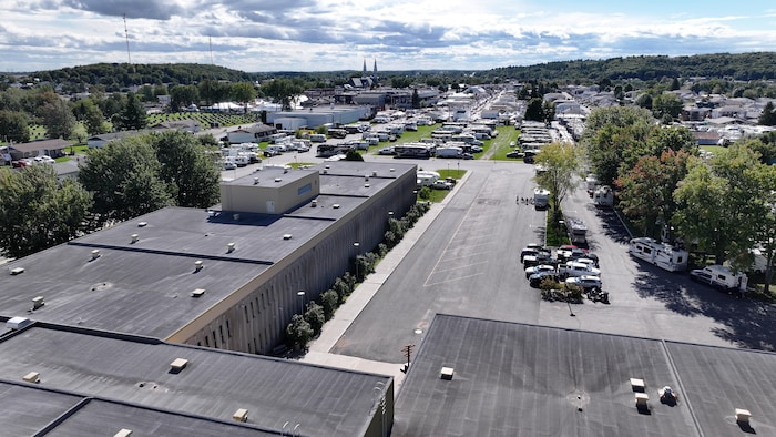 Le stationnement de l'école où les roulottes s'installent.