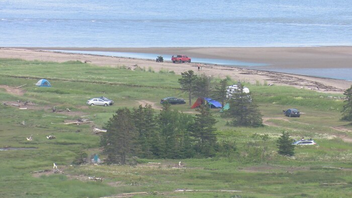 Vue de la plage de Douglastown, avec un camion sur le barachois.