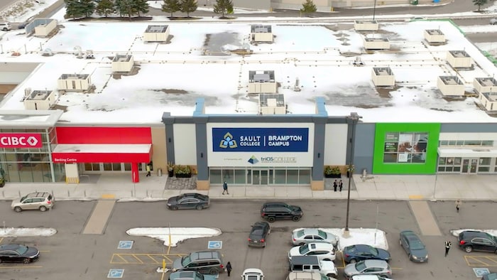 Vue aérienne de l'édifice dans un centre commercial de banlieue.