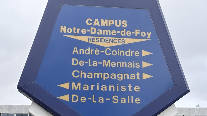 Enseigne extérieure indiquant l’emplacement des différents bâtiments du Campus Notre-Dame-de-Foy.