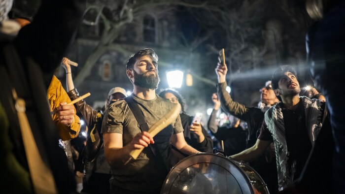 Des manifestants jouent du tambour.