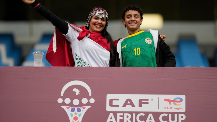 Les partisans applaudissent avant le match de demi-finale de la Coupe d'Afrique des nations entre le Sénégal et l'Égypte, à Tanger, au Maroc, le mercredi 14 janvier 2026. (AP Photo/Themba Hadebe)