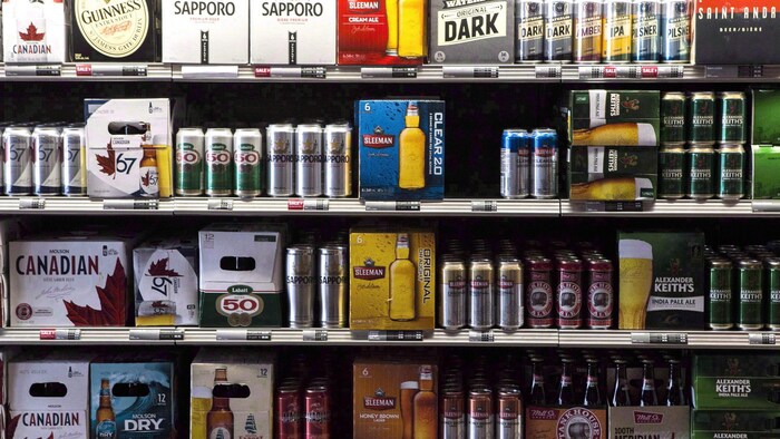 Iba't ibang brand ng beer sa grocery store.