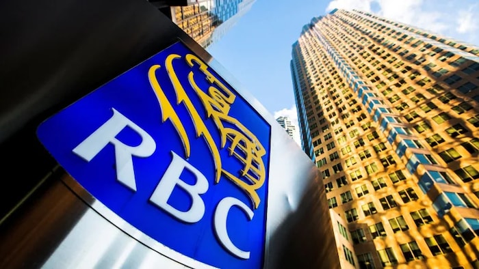 Prise de vue en contre-plongée du logo de la RBC au pied de gratte-ciel. 