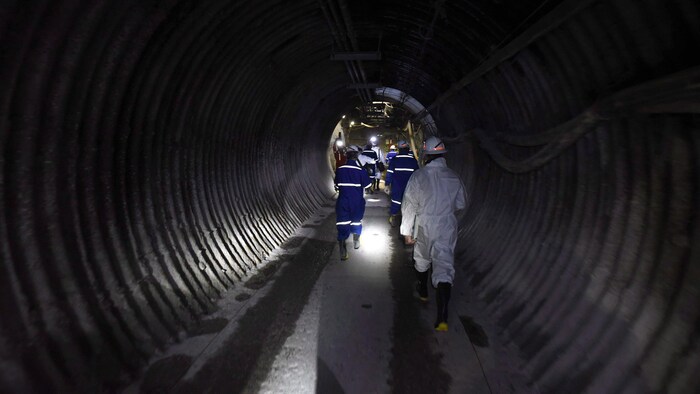 Des travailleurs dans une mine d'uranium.