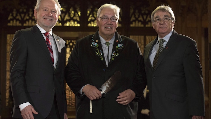 Peter Harder, Charlie Watt et Murray Sinclair posent.
