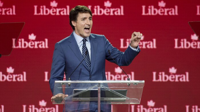 Justin Trudeau donne un discours au centre des congrès d'Halifax. 
