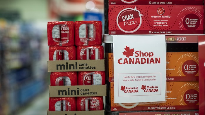 Une affiche sur laquelle il est écrit «Achetez canadien» dans une épicerie.