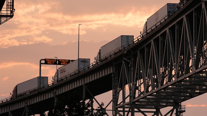 Des camions sur un pont.