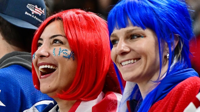 Deux femmes avec des perruques rouge et bleue.