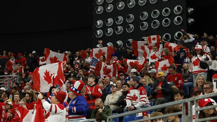Des partisans américains et canadiens dans les gradins.