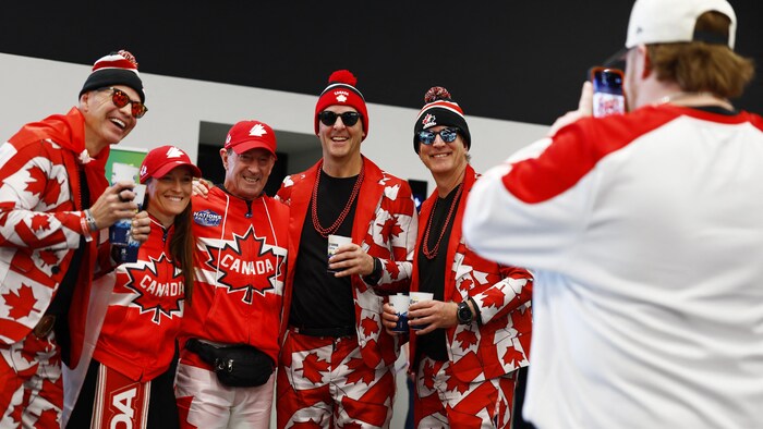 Des partisans ont choisi de se vêtir aux couleurs du Canada de la tête aux pieds.