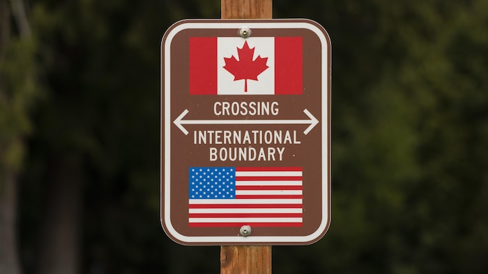 Un panneau marque la frontière entre les États-Unis et le Canada.