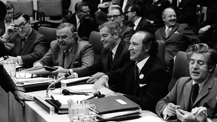 Photo d'archive sur laquelle on peut voir les ministres et le premier ministre amusés.