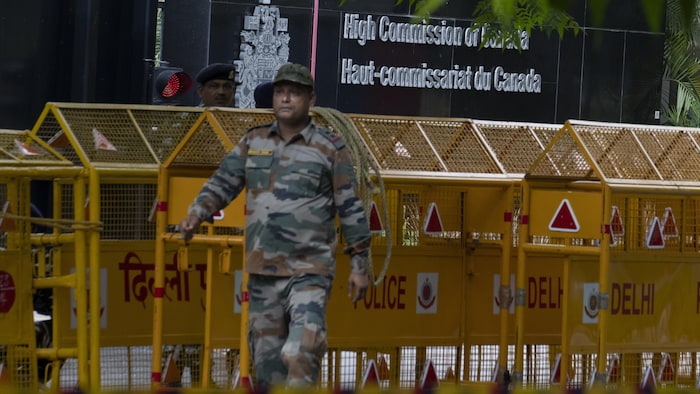 Un soldat paramilitaire indien monte la garde à côté d'une barricade de police devant le haut-commissariat du Canada à New Delhi, en Inde.