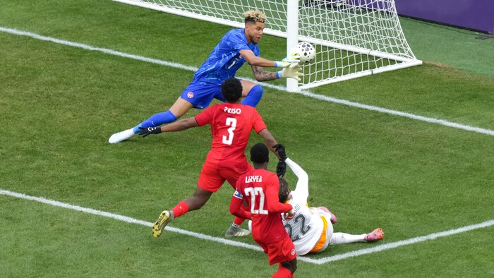 Le gardien de but canadien Dayne St. Clair arrête un tir de l'Islandais Brynjofur Willumsson lors d'un match amical international de football disputé à Toronto le samedi 28 mars 2026.