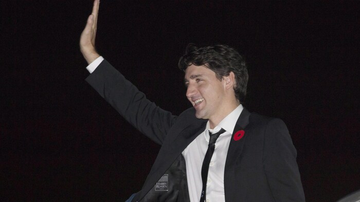 Le premier ministre canadien Justin Trudeau envoie la main avant de monter dans son avion.