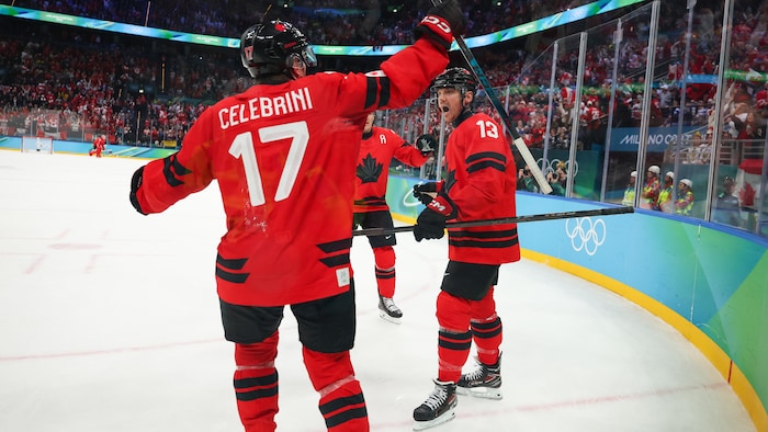 Sam Reinhart est félicité par deux coéquipiers.