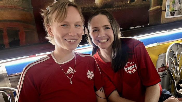 Deux partisanes du Canada sourient à la caméra.