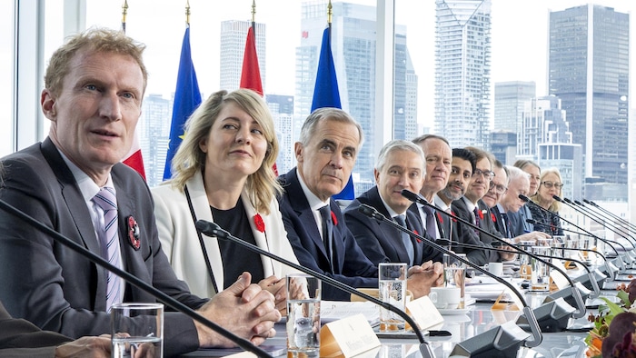 Des ministres canadiens autour d'une table.