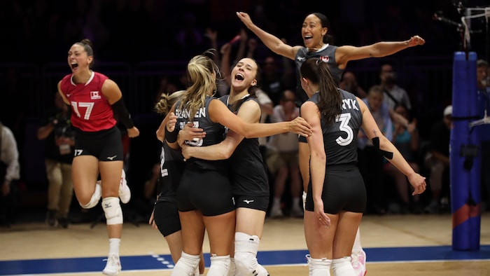 Les joueuses canadiennes sautent de joie après un point.