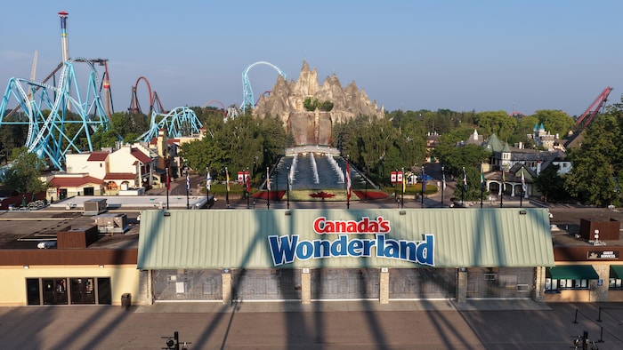 Images aériennes (prises par drone) du parc d'attractions Canada's Wonderland tôt le matin, avant l'ouverture des portes au public. Exploitée par Six Flags Entertainment Corporation, la nouvelle montagne russe AlpenFury est leur toute dernière attraction.