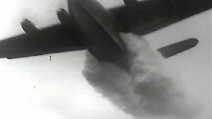 Un CL-215 déverse sa cargaison d'eau sur un feu de forêt dans les années 1960.