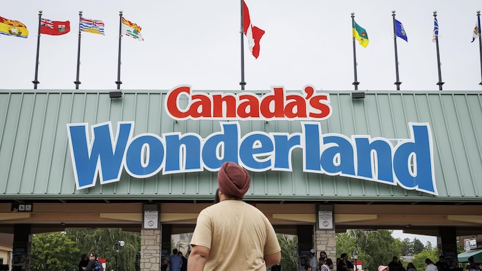 Des forains se rendent au parc d'attractions Canada's Wonderland, à Vaughan (Ontario), le 27 juin 2025.