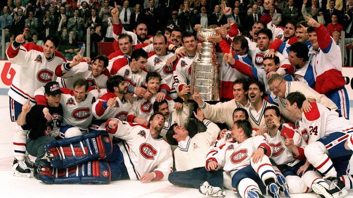 Des joueurs de hockey avec une coupe.