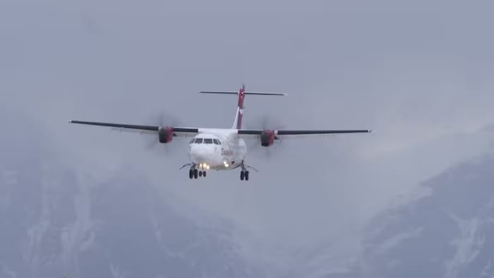 Un avion bimoteur s'apprête à atterrir sous un ciel gris en octobre 2022.