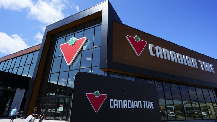 Des clients entrent et sortent d'un magasin Canadian Tire.