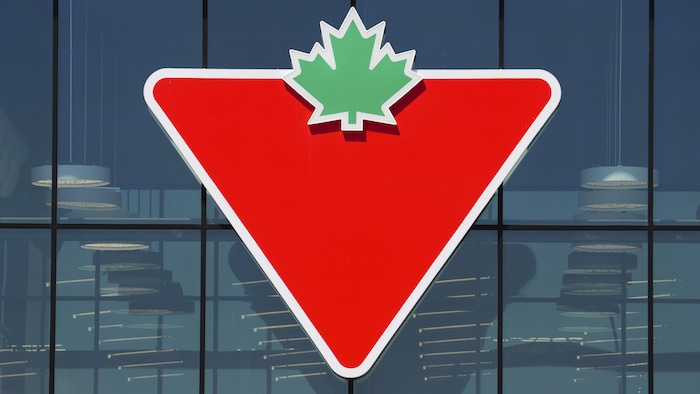Le logo de Canadian Tire sur un mur vitré.