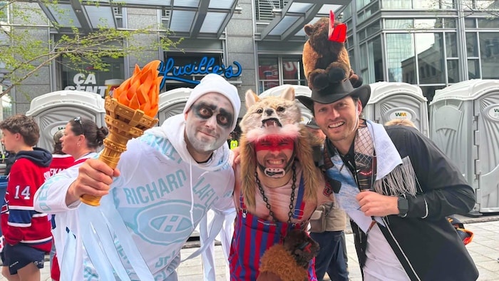 Des partisans costumés du Canadien pour le 3e match de la série entre le Canadien et les Sabres de Buffalo.