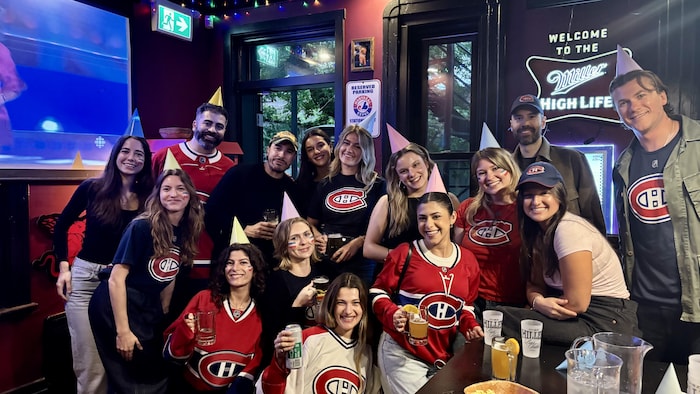 Un groupe d'amis vêtus de chandails du Canadien.