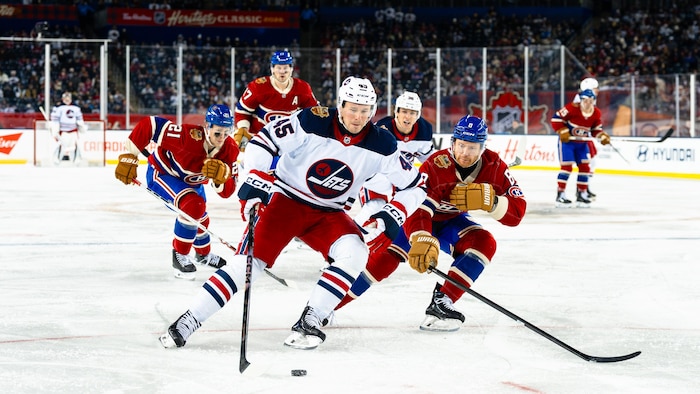 Des joueurs de hockey en action