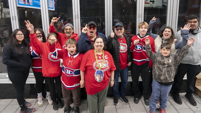 Des partisans du Tricolore posent devant le Centre Bell.