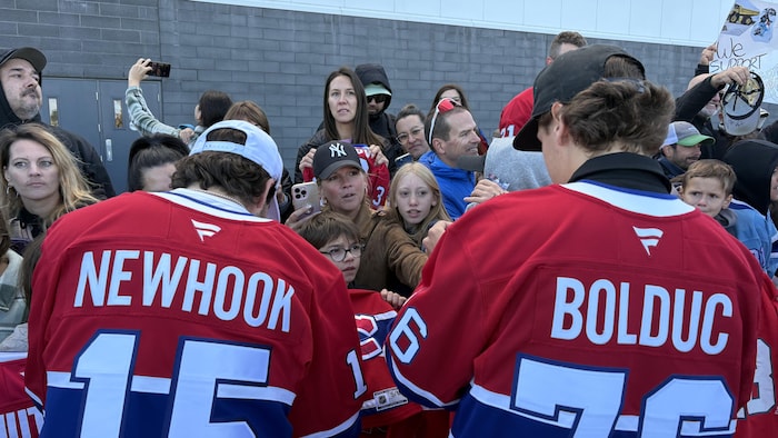 Alex Newhook et Zachary Bolduc ont rencontré plusieurs partisans à leur arrivée à Trois-Rivières.