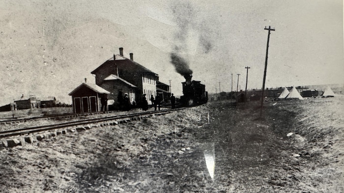 Un train à vapeur qui passe par la gare de Swift Current en Saskatchewan.