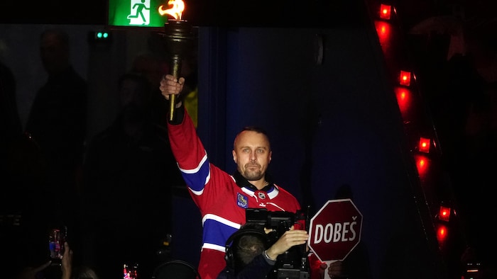 Jaroslav Halak tient un flambeau et un panneau d'arrêt personnalisé au nom de Jakub Dobes.

