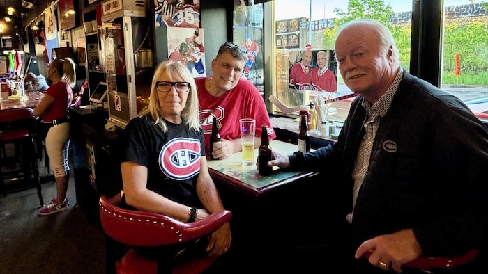 Yvon Lambert assis à une table avec un homme et une femme. 
