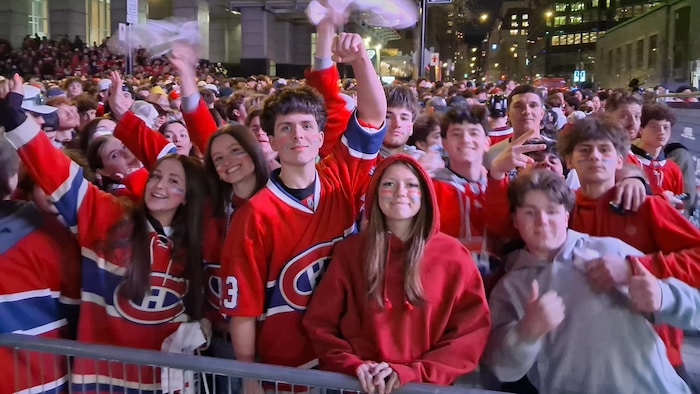 Des jeunes sourient à la caméra.