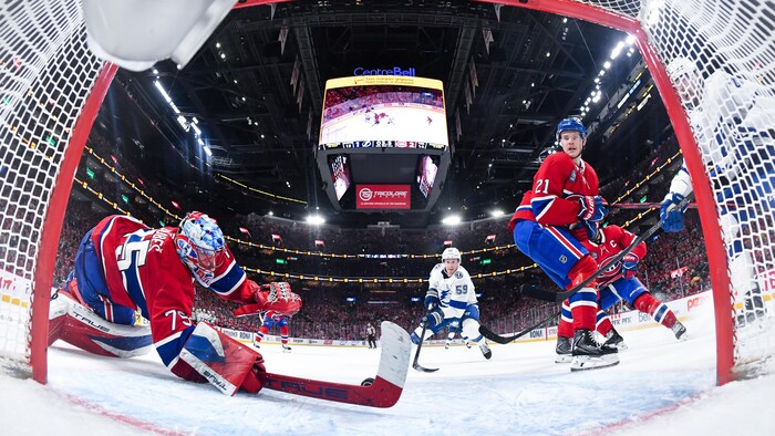 Jakub Dobes étire son bâton sur la glace pour bloquer la rondelle lors d'un match contre le Lightning