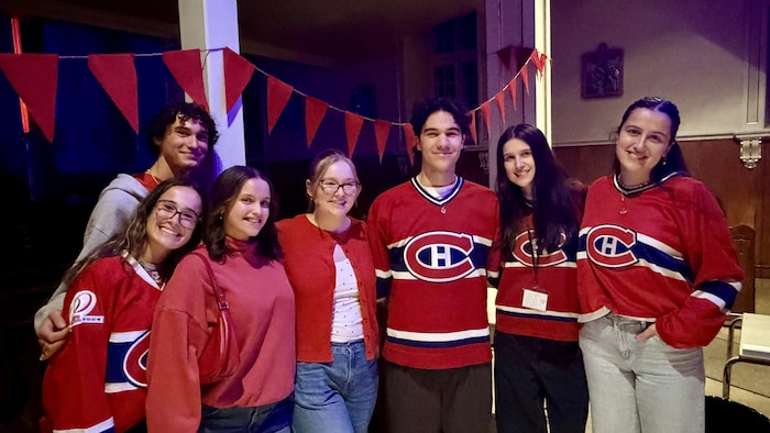Des amis avec des chandails du Canadien de Montréal.