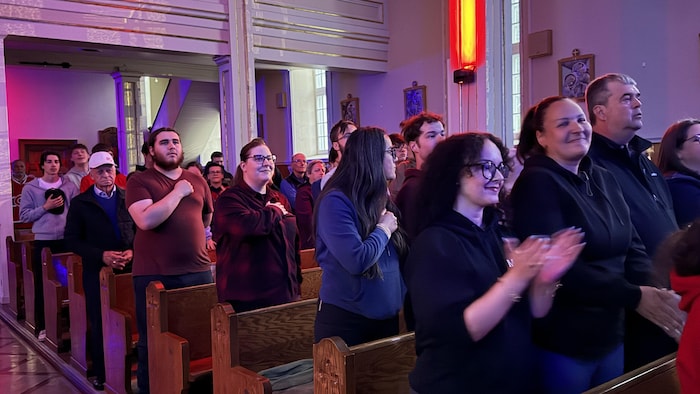 Des gens qui chantent l'hymne national du Canada.
